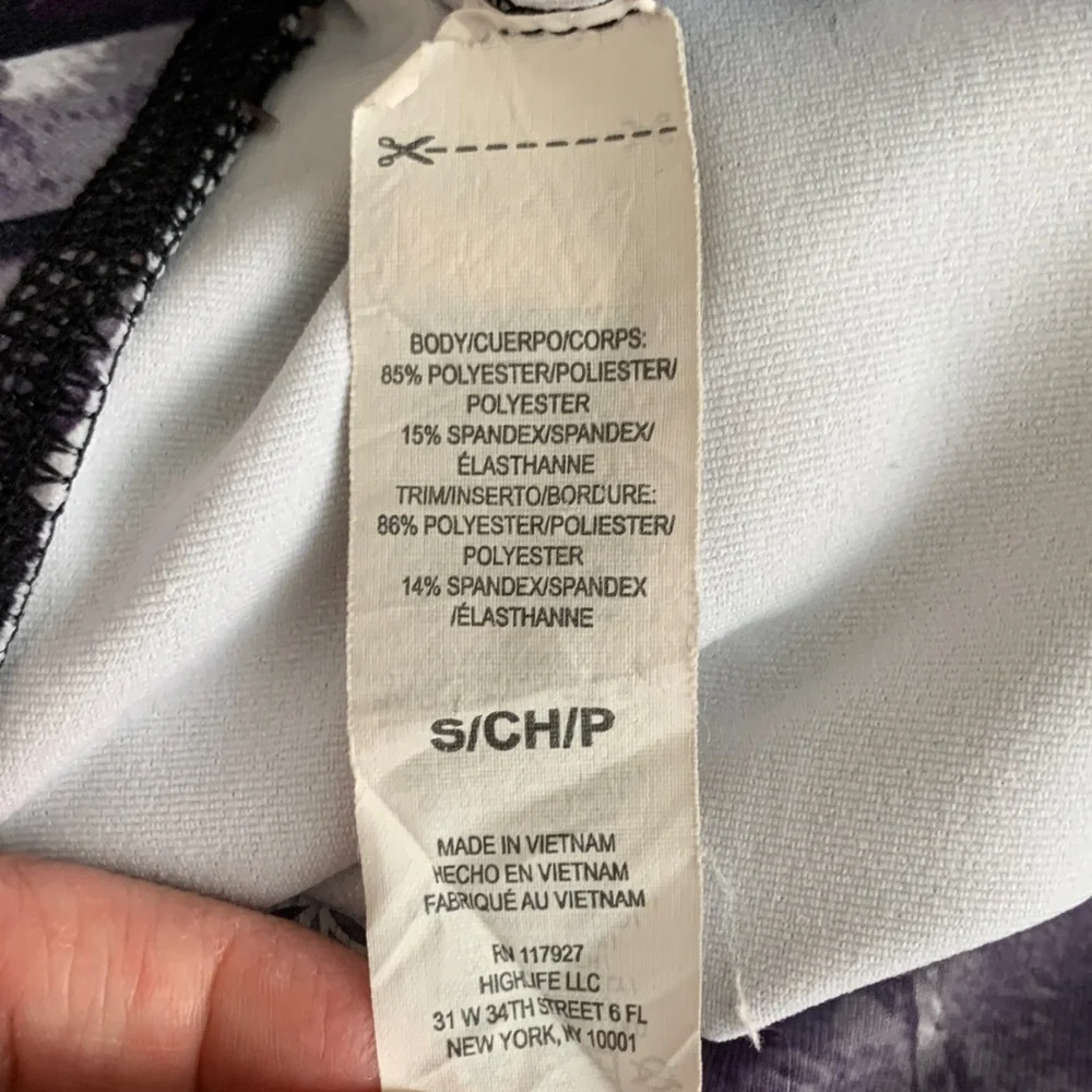 GAIAM Abstract Purple and Black Women’s Cropped Leggings - Picture 7 of 8